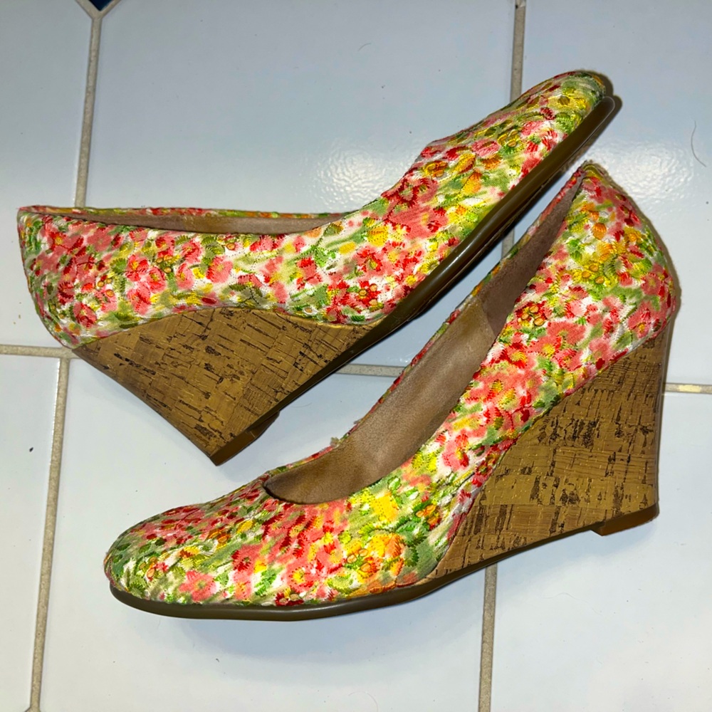 Watercolor floral embroidered wedge heals (size 7)
